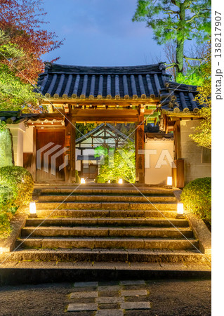 京都 東山泉涌寺別院 雲龍院(瑠璃山)山門 紅葉 もみじ ライトアップ 京都 東山泉涌寺別院 雲龍院(瑠璃山)山門 紅葉 もみじ ライトアップ 138217907