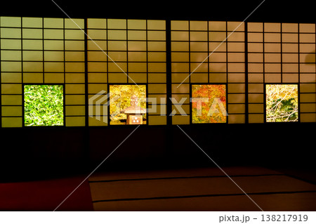 京都 東山泉涌寺別院 雲龍院(瑠璃山)蓮華の間 四組の雪見障子から見るしきしの景色 紅葉ライトアップ 京都 東山泉涌寺別院 雲龍院(瑠璃山)蓮華の間 四組の雪見障子から見るしきしの景色 紅葉ライトアップ 138217919