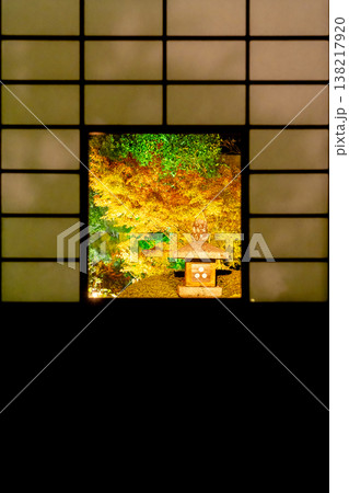 京都　東山泉涌寺別院　雲龍院（瑠璃山）蓮華の間　四組の雪見障子から見るしきしの景色　紅葉ライトアップ 138217920