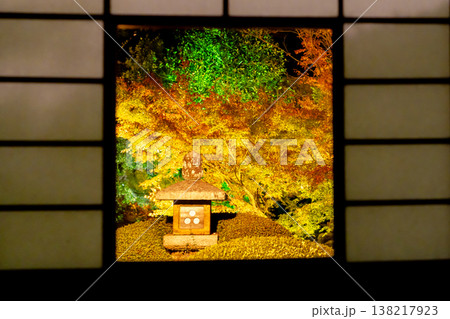 京都　東山泉涌寺別院　雲龍院（瑠璃山）蓮華の間　四組の雪見障子から見るしきしの景色　紅葉ライトアップ 138217923