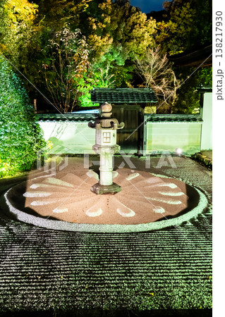 京都 東山泉涌寺別院 雲龍院(瑠璃山) 霊明殿前の中庭の石灯籠(徳川慶喜の寄進)ライトアップ 京都 東山泉涌寺別院 雲龍院(瑠璃山) 霊明殿前の中庭の石灯籠(徳川慶喜の寄進)ライトアップ 138217930
