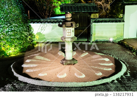 京都 東山泉涌寺別院 雲龍院(瑠璃山) 霊明殿前の中庭の石灯籠(徳川慶喜の寄進)ライトアップ 京都 東山泉涌寺別院 雲龍院(瑠璃山) 霊明殿前の中庭の石灯籠(徳川慶喜の寄進)ライトアップ 138217931