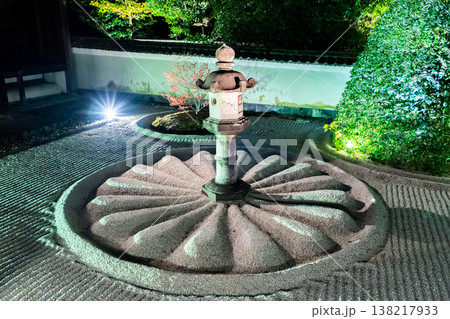 京都 東山泉涌寺別院 雲龍院(瑠璃山) 霊明殿前の中庭の石灯籠(徳川慶喜の寄進)ライトアップ 京都 東山泉涌寺別院 雲龍院(瑠璃山) 霊明殿前の中庭の石灯籠(徳川慶喜の寄進)ライトアップ 138217933