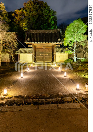 京都 東山泉涌寺別院 雲龍院(瑠璃山) 龍華殿前の勅使門(皇族様専用の御門)ライトアップ 京都 東山泉涌寺別院 雲龍院(瑠璃山) 龍華殿前の勅使門(皇族様専用の御門)ライトアップ 138217934