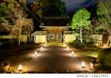 京都 東山泉涌寺別院 雲龍院(瑠璃山) 龍華殿前の勅使門(皇族様専用の御門)ライトアップ 京都 東山泉涌寺別院 雲龍院(瑠璃山) 龍華殿前の勅使門(皇族様専用の御門)ライトアップ 138217935