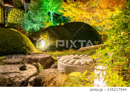 京都 東山泉涌寺別院 雲龍院(瑠璃山) 境内中庭の紅葉(月窓の間からの眺め)ライトアップ 京都 東山泉涌寺別院 雲龍院(瑠璃山) 境内中庭の紅葉(月窓の間からの眺め)ライトアップ 138217944