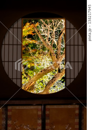 京都 東山泉涌寺別院 雲龍院(瑠璃山) 悟りの窓から境内中庭の紅葉を眺める ライトアップ 京都 東山泉涌寺別院 雲龍院(瑠璃山) 悟りの窓から境内中庭の紅葉を眺める ライトアップ 138217945