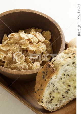 コーンフレークと黒ごまパン 138217981