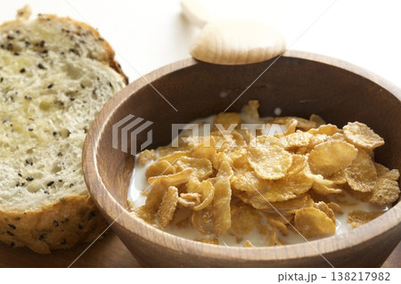 コーンフレークと黒ごまパン 138217982