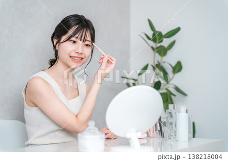 家でメイクする若いアジア人女性（アイブロウ,眉毛,化粧） 138218004