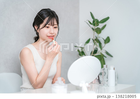 メイクをする若いアジア人女性(口紅・ルージュ・グロス・リップ) メイクをする若いアジア人女性(口紅・ルージュ・グロス・リップ) 138218005
