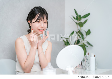 メイクをする若いアジア人女性（口紅・ルージュ・グロス・リップ） 138218007