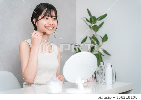 チークブラシ,フェイスブラシでメイクするアジア人女性 138218108