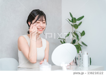 メイク中にアイシャドウを塗る若いアジア人女性 138218122