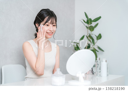 肌を保湿するためにスキンケアする女性 138218190