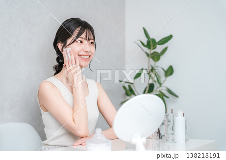 肌を保湿するためにスキンケアする女性 肌を保湿するためにスキンケアする女性 138218191