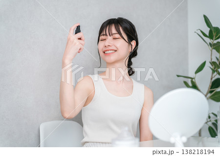 スプレーの化粧水でスキンケアするアジア人女性 138218194