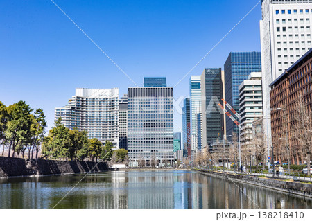 青い空に映える首都東京のビル群 青い空に映える首都東京のビル群 138218410