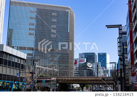 青い空に映える首都東京のビル群 138218415