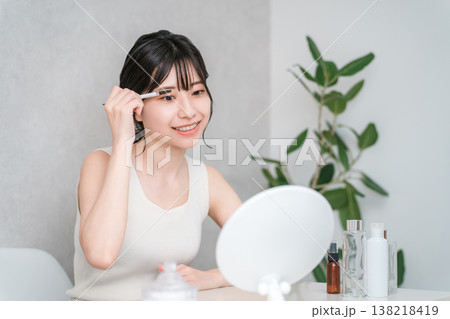マスカラでアイメイクをする若いアジア人女性 マスカラでアイメイクをする若いアジア人女性 138218419