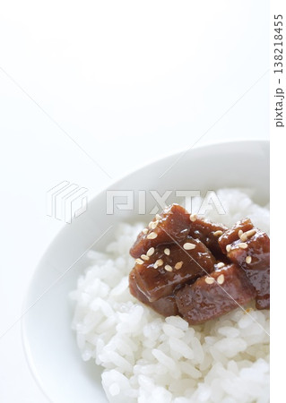 鮪の角煮の佃煮をのせたご飯 鮪の角煮の佃煮をのせたご飯 138218455