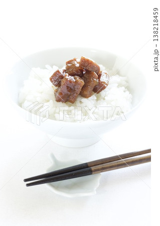 鮪の角煮の佃煮をのせたご飯 鮪の角煮の佃煮をのせたご飯 138218459