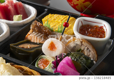 日本料理の豪華な盛り合わせ 日本料理の豪華な盛り合わせ 138218485