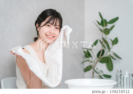 洗顔・タオルドライする若いアジア人女性(洗顔料) 洗顔・タオルドライする若いアジア人女性(洗顔料) 138218512