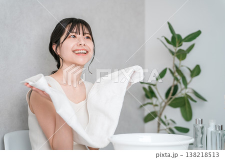 洗顔・タオルドライする若いアジア人女性(洗顔料) 洗顔・タオルドライする若いアジア人女性(洗顔料) 138218513