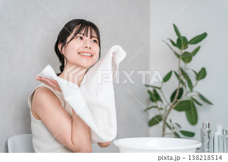 洗顔・タオルドライする若いアジア人女性(洗顔料) 洗顔・タオルドライする若いアジア人女性(洗顔料) 138218514