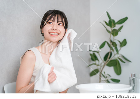 洗顔・タオルドライする若いアジア人女性（洗顔料） 138218515