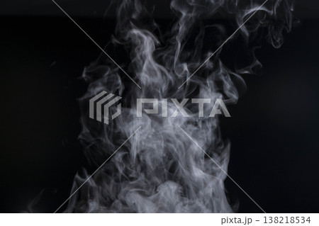 沸騰した温水から立ち上る湯気 沸騰した温水から立ち上る湯気 138218534
