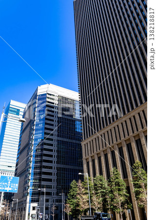 青い空に映える首都東京のビル群のタグ 138218817