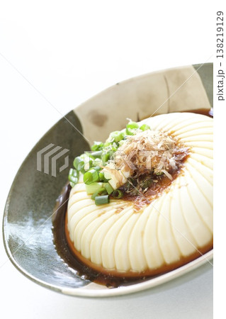 かつお節とネギをのせた冷奴 138219129