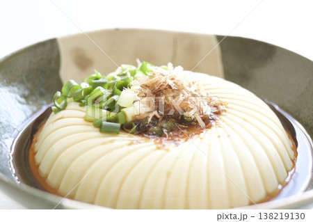 かつお節とネギをのせた冷奴 かつお節とネギをのせた冷奴 138219130