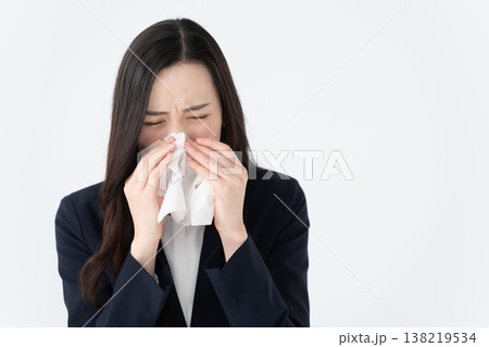 鼻水をティッシュで拭く花粉症の女性 138219534