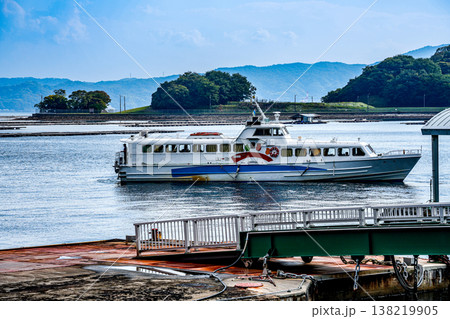 小用港を出港して広島港に向かう高速船和加1　広島県江田島市 138219905