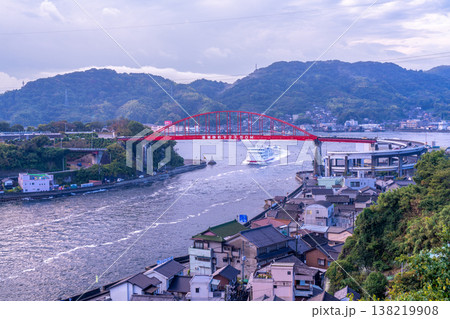 倉橋島側から見た朝の音戸大橋と音戸の瀬戸を通過するフェリーボート旭洋丸1　広島県呉市 138219908