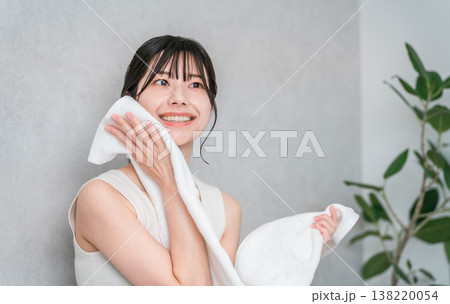 肌触りの気持ちいタオルで洗顔後に顔を拭く若いアジア人女性 肌触りの気持ちいタオルで洗顔後に顔を拭く若いアジア人女性 138220054