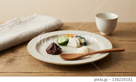 塩麹・玄米・大根漬け・野菜の副菜が整然と並ぶ腸活和食プレート 塩麹・玄米・大根漬け・野菜の副菜が整然と並ぶ腸活和食プレート 138220181