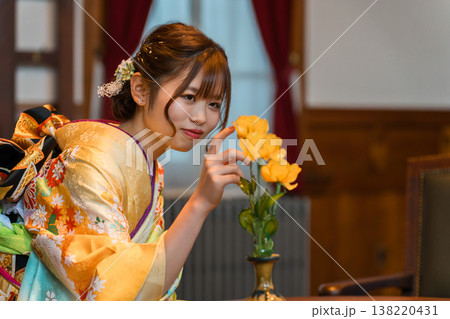 レトロなスタジオで成人式の前撮りをする二十歳の女性 138220431