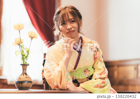 レトロなスタジオで成人式の前撮りをする二十歳の女性 138220432