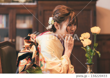 レトロなスタジオで成人式の前撮りをする二十歳の女性 138220433