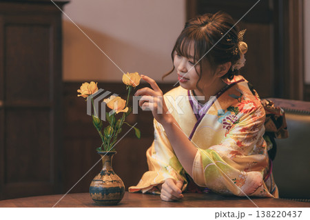 レトロなスタジオで成人式の前撮りをする二十歳の女性 レトロなスタジオで成人式の前撮りをする二十歳の女性 138220437