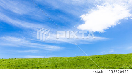 初夏の爽やかな青空と北海道美瑛町の草原が広がるシンプルな風景 初夏の爽やかな青空と北海道美瑛町の草原が広がるシンプルな風景 138220452