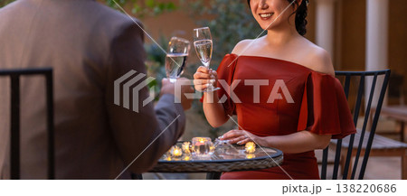 ナイトウェディング,ディナーでシャンパンを飲むドレスコードしたカップル 138220686