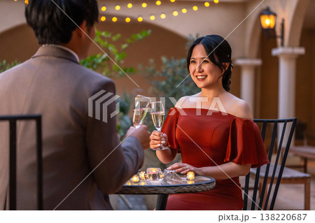 ナイトウェディング,ディナーでシャンパンを飲むドレスコードしたカップル 138220687