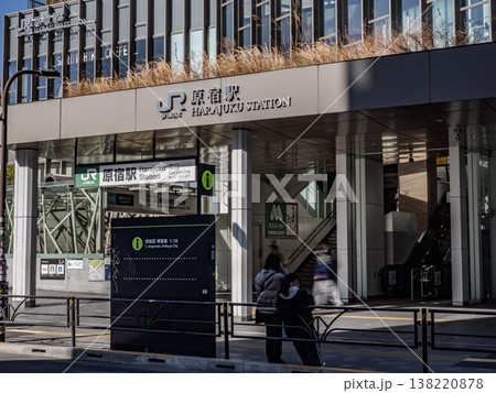 JR東日本「原宿駅」の駅名表示（東口） 138220878