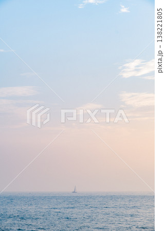 夕陽が海に沈んでいくグラデーションの空 夕陽が海に沈んでいくグラデーションの空 138221805