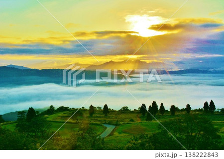 雲海朝焼けの新潟県小千谷市小千谷山本山高原の夜明け 雲海朝焼けの新潟県小千谷市小千谷山本山高原の夜明け 138222843